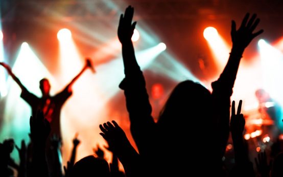 Concierto de rock en vivo con intensidad escénica y atmósfera eléctrica