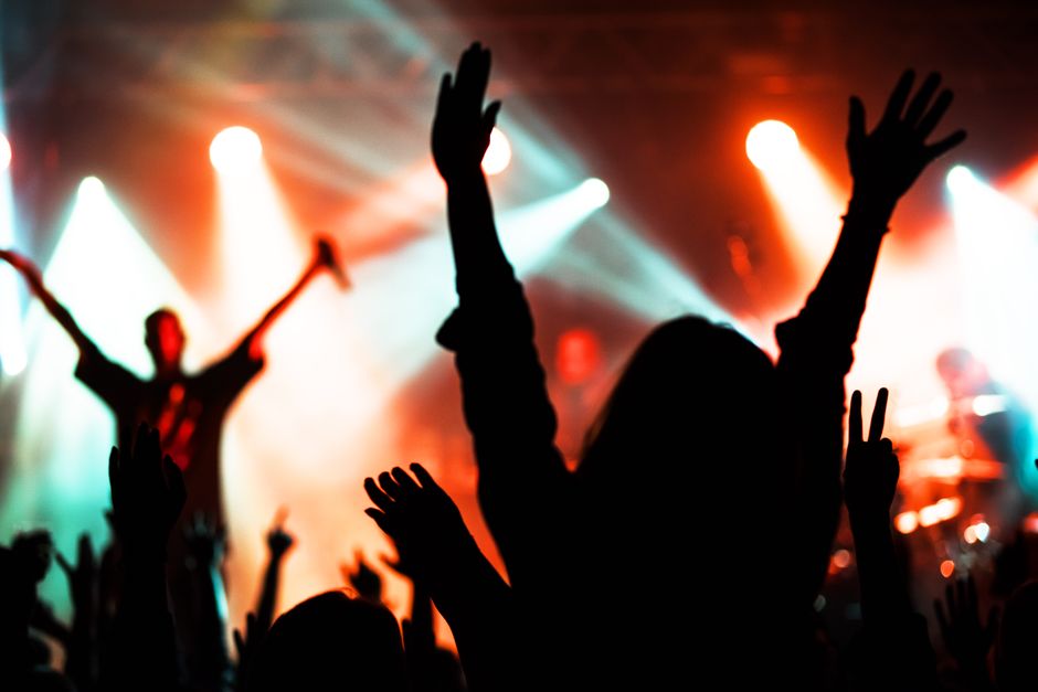Concierto de rock en vivo con intensidad escénica y atmósfera eléctrica