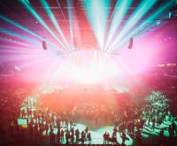 Interior de sala de conciertos con luces de escenario y ambiente de música en vivo