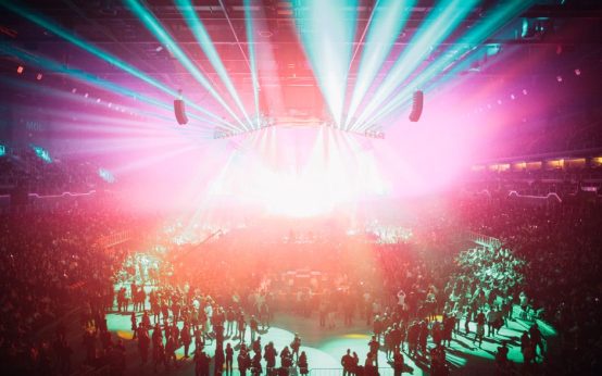 Interior de sala de conciertos con luces de escenario y ambiente de música en vivo