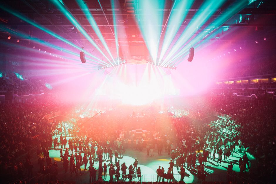 Interior de sala de conciertos con luces de escenario y ambiente de música en vivo