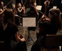Vista de una sala de conciertos preparada para una grabación de música clásica