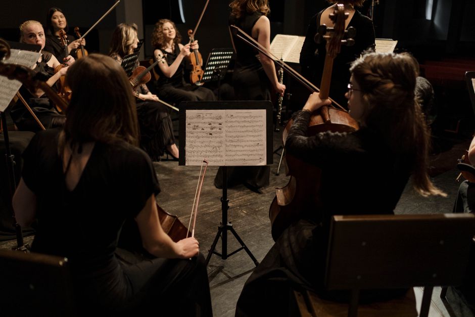 Vista de una sala de conciertos preparada para una grabación de música clásica