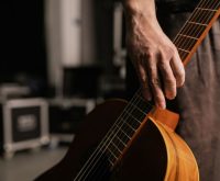 Escenario de concierto con iluminación y ambiente de música acústica