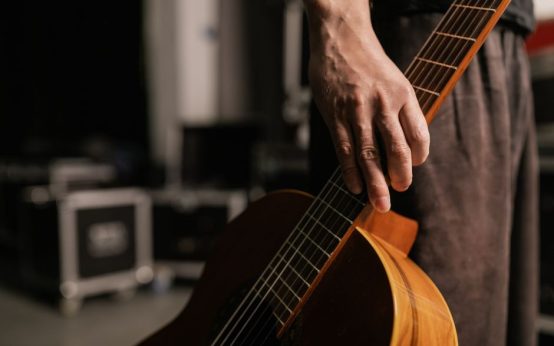 Escenario de concierto con iluminación y ambiente de música acústica