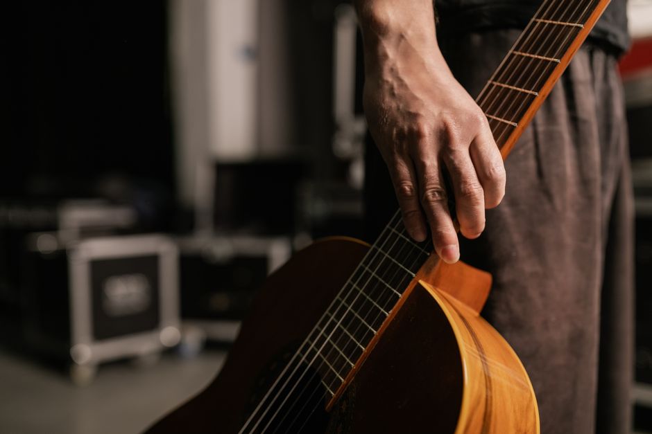 Escenario de concierto con iluminación y ambiente de música acústica