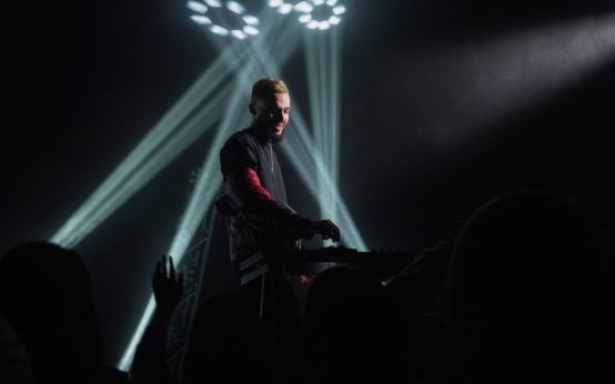 Overmono confirma su liderazgo en la electrónica con ‘Pure Devotion’