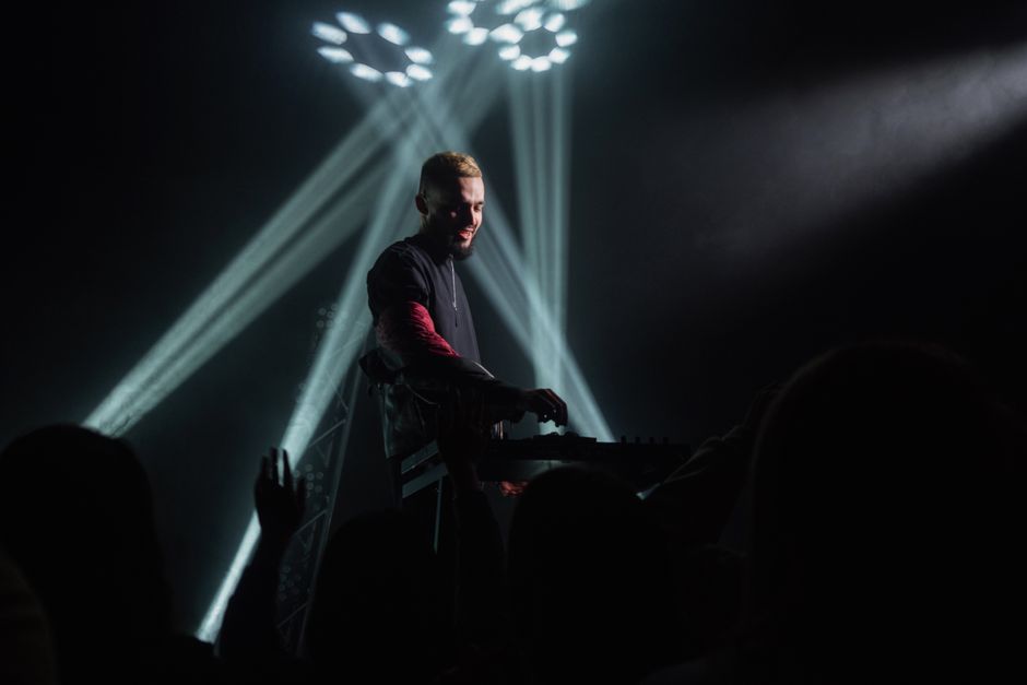 Ambiente de concierto electrónico con luces y atmósfera nocturna