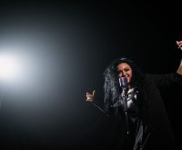 Imagen ilustrativa. Escenario de concierto con iluminación profesional durante una actuación musical