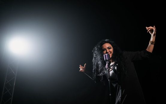Imagen ilustrativa. Escenario de concierto con iluminación profesional durante una actuación musical