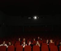Imagen ilustrativa. Interior de una sala de cine con pantalla iluminada