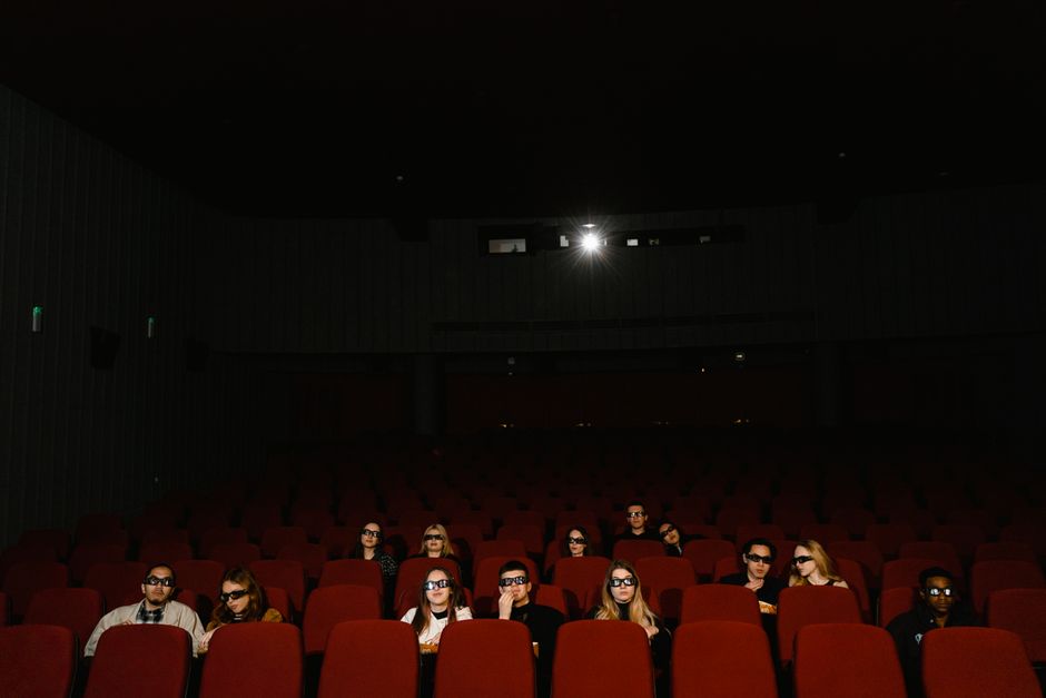 Imagen ilustrativa. Interior de una sala de cine con pantalla iluminada
