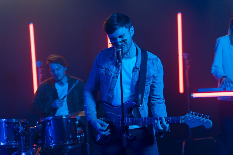 Actuación en directo de una banda de rock alternativo con iluminación atmosférica