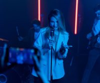 Atmósfera de concierto de rock alternativo con iluminación de escenario