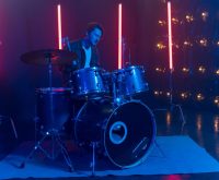 Batería de rock en un escenario con iluminación atmosférica