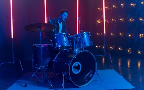 Batería de rock en un escenario con iluminación atmosférica