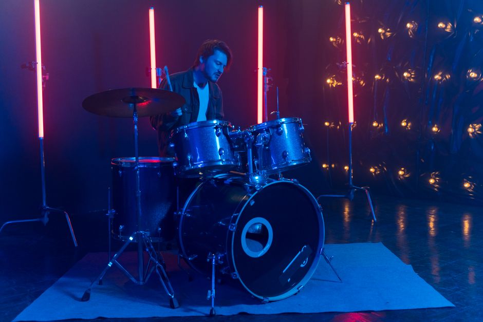 Batería de rock en un escenario con iluminación atmosférica