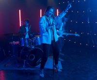 Escenario de concierto urbano con luces de neón y atmósfera nocturna