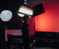 Set de producción cinematográfica con cámaras y luces de estudio