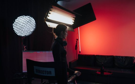 Set de producción cinematográfica con cámaras y luces de estudio