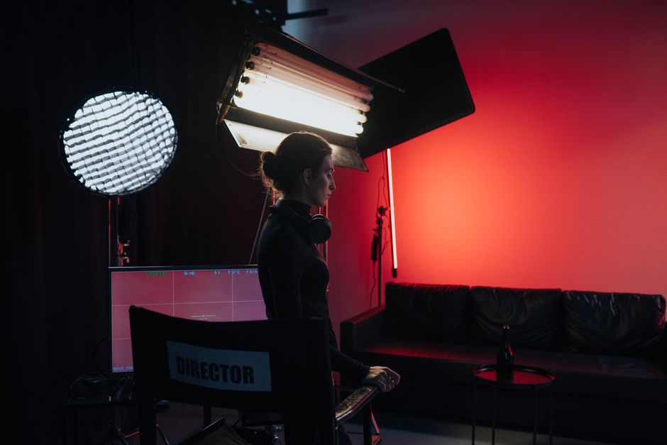 Set de producción cinematográfica con cámaras y luces de estudio