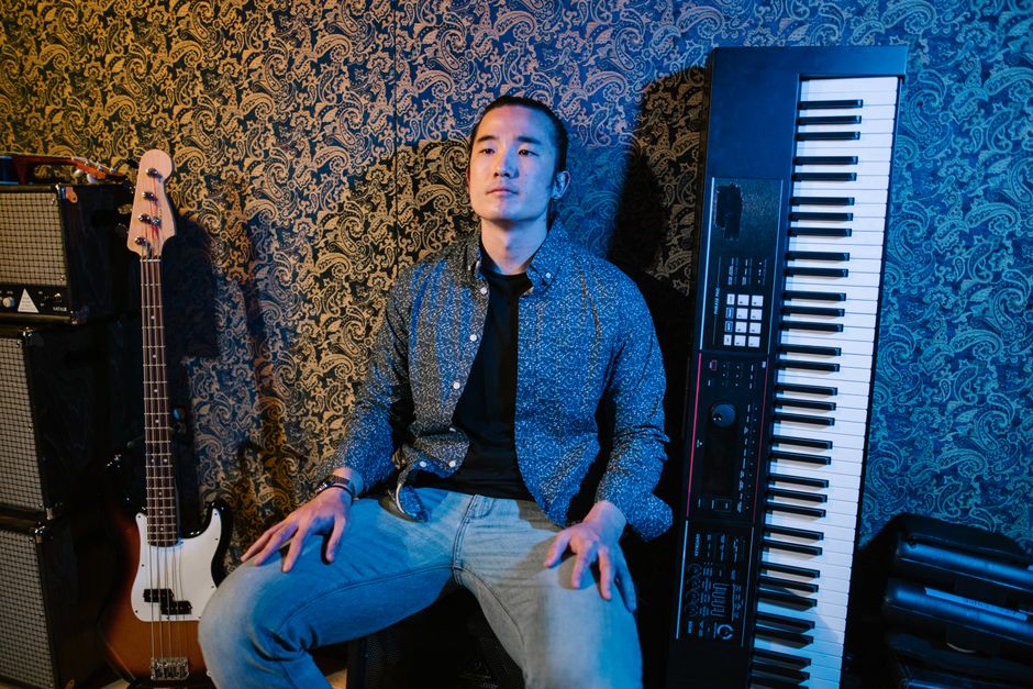 Imagen ilustrativa. Joven artista en sesión de estudio musical