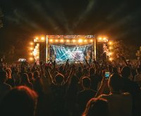 Escenario de festival musical al aire libre junto al puerto