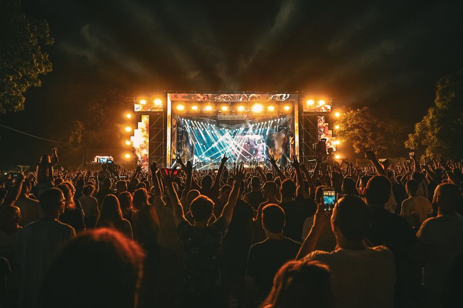 Escenario de festival musical al aire libre junto al puerto