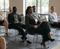 Ambiente de encuentro profesional en la industria musical con networking entre agentes y programadores