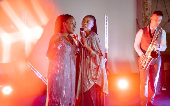 Escenario iluminado de concierto de soul con atmósfera emotiva y elegante
