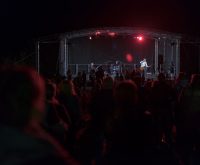 Imagen ilustrativa. Escenario de festival al aire libre con iluminación