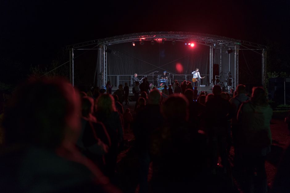 Imagen ilustrativa. Escenario de festival al aire libre con iluminación