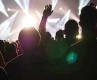 Imagen ilustrativa. Escenario de concierto pop con luces y micrófono