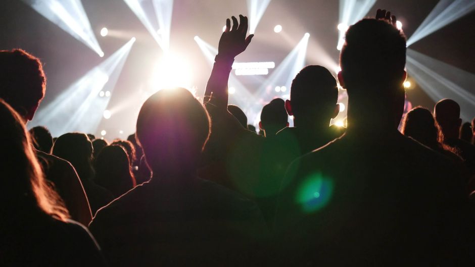 Imagen ilustrativa. Escenario de concierto pop con luces y micrófono