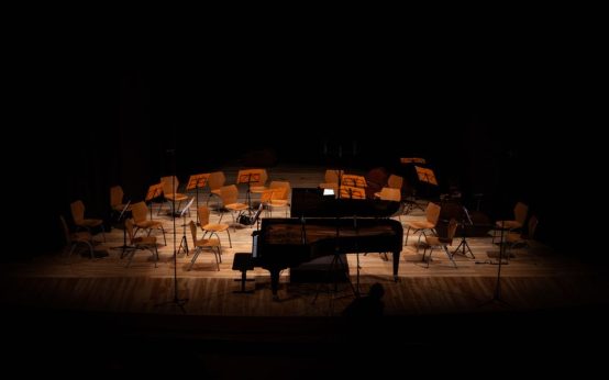 Escenario de concierto con luces y equipamiento preparado para actuación en directo