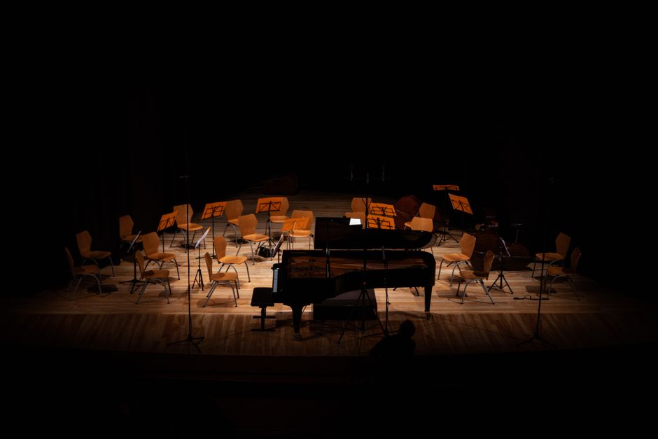 Escenario de concierto con luces y equipamiento preparado para actuación en directo