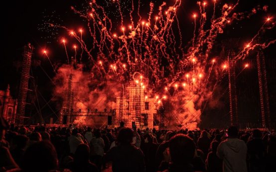 Imagen ilustrativa. Escenario de estadio con efectos pirotécnicos y humo durante un concierto de rock.