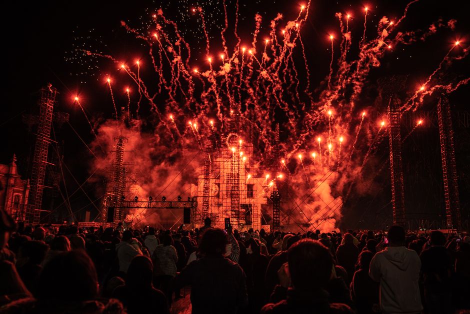 Imagen ilustrativa. Escenario de estadio con efectos pirotécnicos y humo durante un concierto de rock.