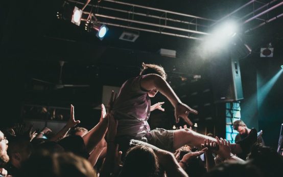 The Darkness anuncia concierto sorpresa íntimo en el Moth Club de Londres