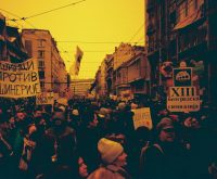 Imagen ilustrativa. Manifestación pacífica con pancarta en espacio urbano.