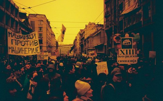 Imagen ilustrativa. Manifestación pacífica con pancarta en espacio urbano.