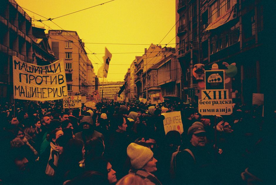 Imagen ilustrativa. Manifestación pacífica con pancarta en espacio urbano.