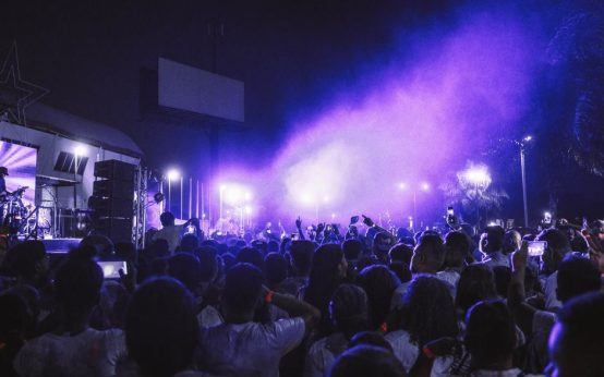Escenario de festival de música al aire libre con luces y ambiente nocturno