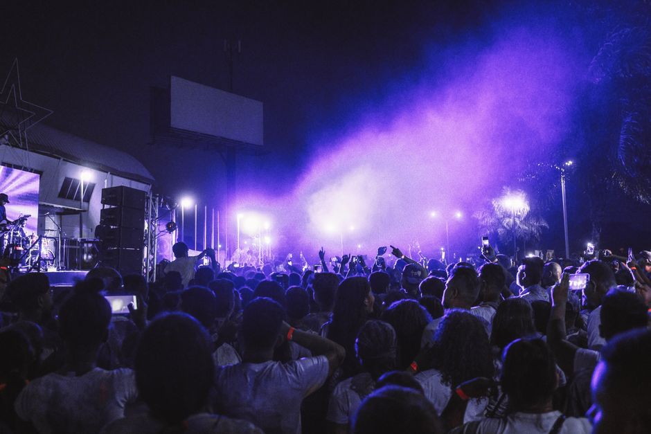 Escenario de festival de música al aire libre con luces y ambiente nocturno