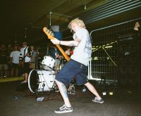 Escenario de concierto punk con focos y ambiente energético