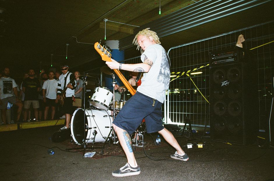 Escenario de concierto punk con focos y ambiente energético