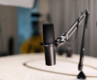 Estudio de radio con micrófono profesional y ambiente de grabación