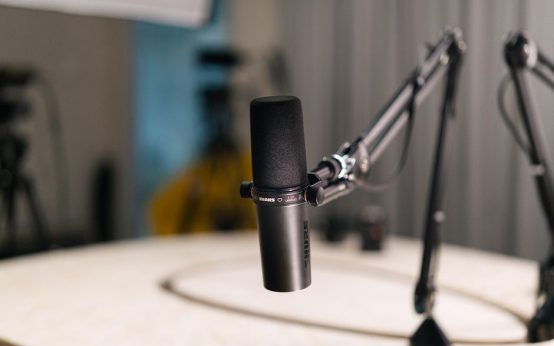 Estudio de radio con micrófono profesional y ambiente de grabación