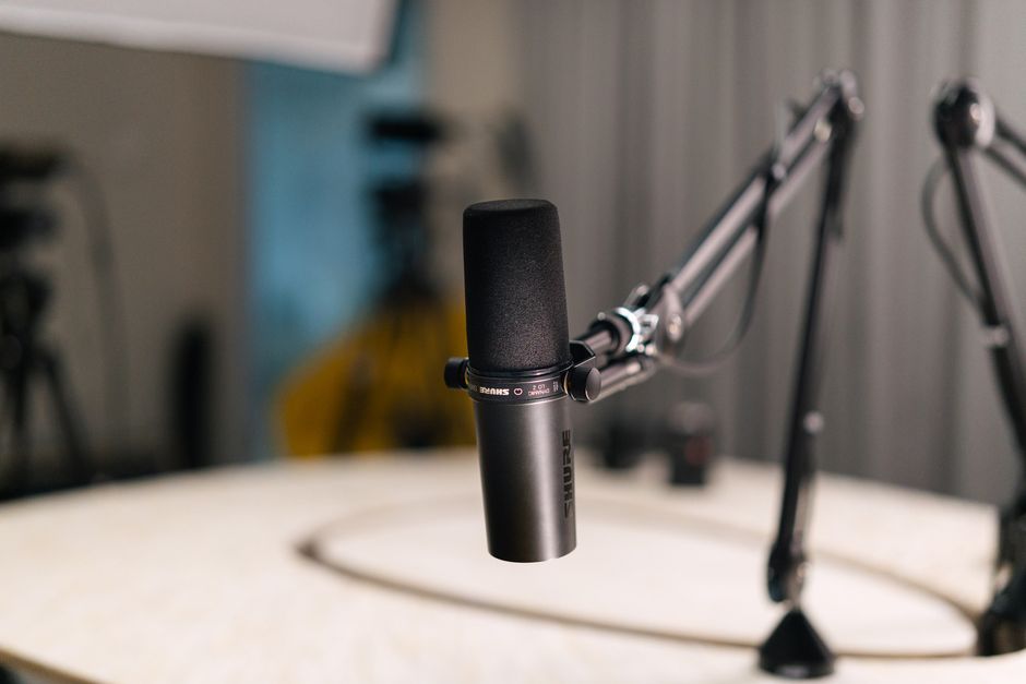 Estudio de radio con micrófono profesional y ambiente de grabación
