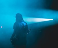Escenario de concierto de rock con iluminación y guitarras